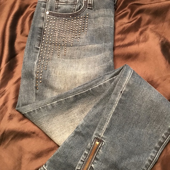 ☺️☺️Cute skinny silver stud jeans on each pocket ☺️☺️ zipper on legs. - Picture 2 of 3